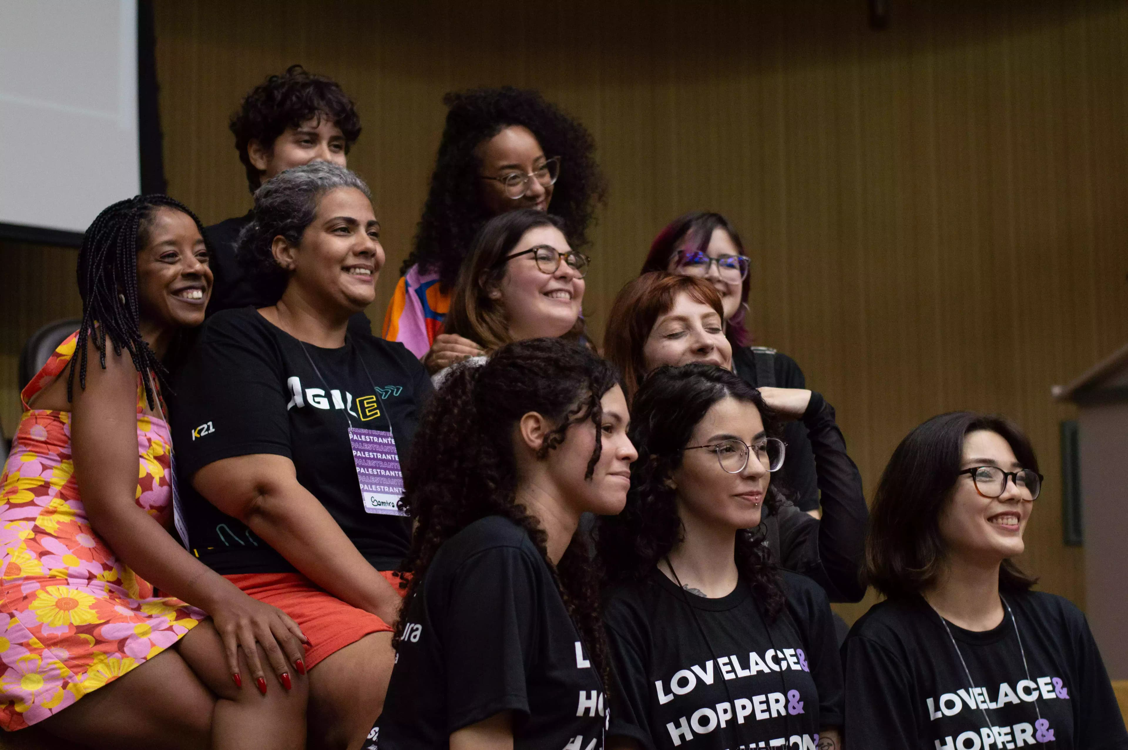 Imagem 3 do carrossel mostrando mulheres na tecnologia